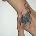 Realistische Blumen Hand tattoo von Tattoo Resolution