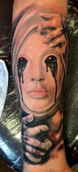 Tatuaggio Braccio Fantasy Maschera di Upstream Tattoo
