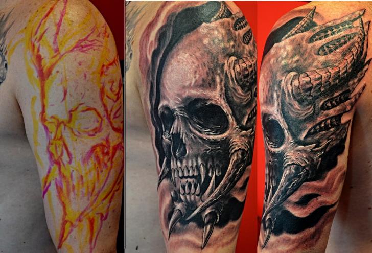 Tatuaje Brazo Cráneo por Upstream Tattoo