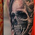 tatuaje Brazo Cráneo por Upstream Tattoo