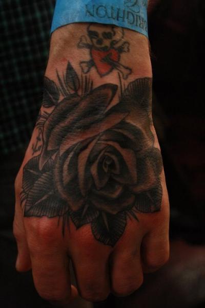 Tatuaje Brazo Old School Flor por All Star Ink Tattoos