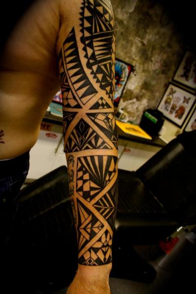 Arm Tribal Sleeve Tattoo von All Star Ink Tattoos