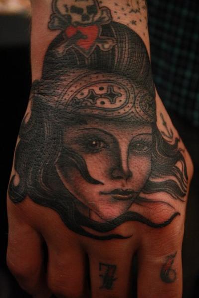 Tatuaje Old School Mujer Mano por All Star Ink Tattoos