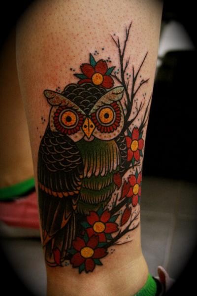 Tatouage Old School Jambe Hibou par All Star Ink Tattoos