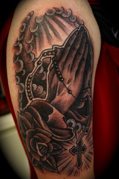 Tatuaż Ramię Old School Ręce Złożone Do Modlitwy przez All Star Ink Tattoos