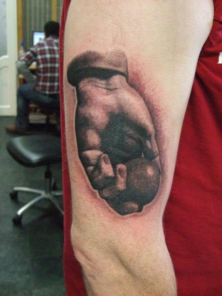 Schulter Realistische Hand Ball Tattoo von Tattoo Zoo