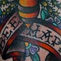 tatuaje Brazo New School Abeja por Ace Of Sword Tattoo