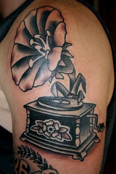 Schulter Grammophon Tattoo von Ace Of Sword Tattoo