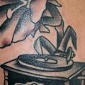 tatuaggio Spalla Gramofono di Ace Of Sword Tattoo