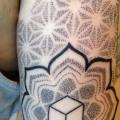 tatuaje Brazo Dotwork Geométrico por Rainfire Tattoo