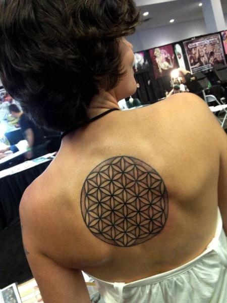 背中 幾何学的 タトゥー よって Rainfire Tattoo