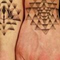 tatuaje Mano Dotwork Geométrico por Rainfire Tattoo