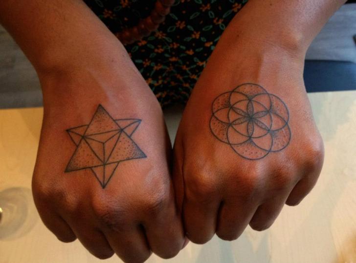 手 幾何学的 タトゥー よって Rainfire Tattoo