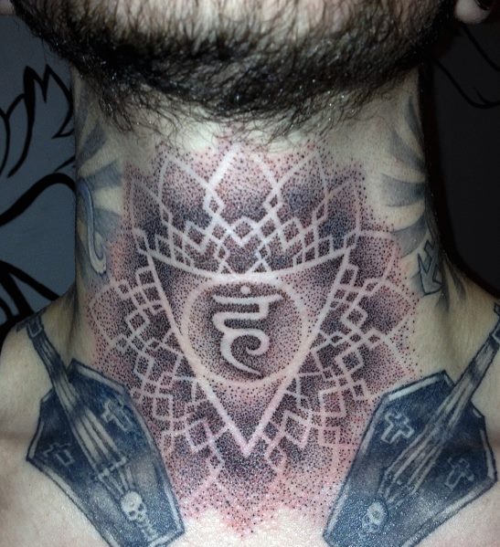 Nacken Dotwork Geometrisch Tattoo von Rainfire Tattoo