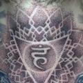 tatuaje Cuello Dotwork Geométrico por Rainfire Tattoo
