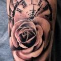 tatuaje Brazo Reloj Flor por Bloody Ink
