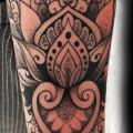 tatuaje Brazo Mandala decoración por Bloody Ink