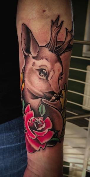 Tatuaż Ręka Kwiat Jeleń przez Bloody Ink