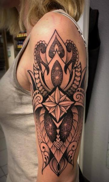 Tatuaje Hombro Brazo Dotwork Mandala por Bloody Ink