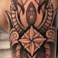 tatouage Épaule Bras Dotwork Mandala par Bloody Ink