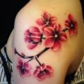 tatuaż Ramię Realistyczny Kwiat przez Bloody Ink