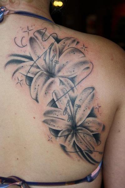 Schulter Realistische Blumen Tattoo von Bloody Ink