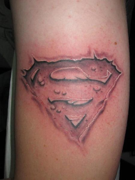 Tatuaje Brazo Logo Superman 3d por Shogun Tats