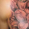 Brust Blumen Leuchtturm tattoo von Shogun Tats