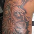 Schulter Realistische Löwen tattoo von Shogun Tats