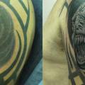 tatuaje Hombro Monstruo Cover-up por Blood for Blood Tattoo