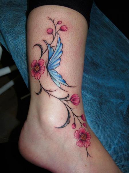 Fuß Blumen Schmetterling Tattoo von Blood for Blood Tattoo