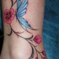 Fuß Blumen Schmetterling tattoo von Blood for Blood Tattoo