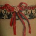 Schleife Oberschenkel Strumpfhalter tattoo von Blood for Blood Tattoo