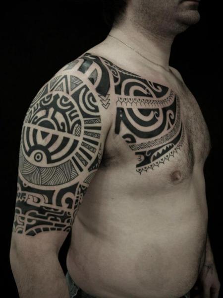 Tatuaggio Spalla Petto Tribali Maori di Blood for Blood Tattoo