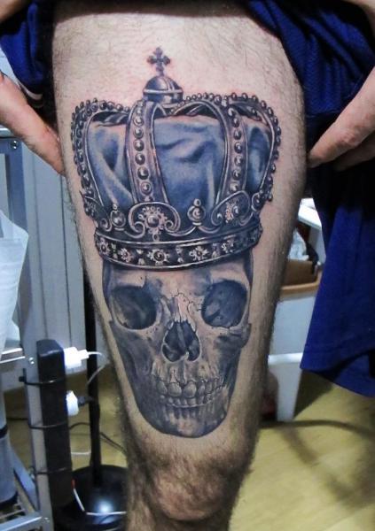 Totenkopf Krone Oberschenkel Tattoo von Blood for Blood Tattoo