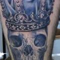 Totenkopf Krone Oberschenkel tattoo von Blood for Blood Tattoo