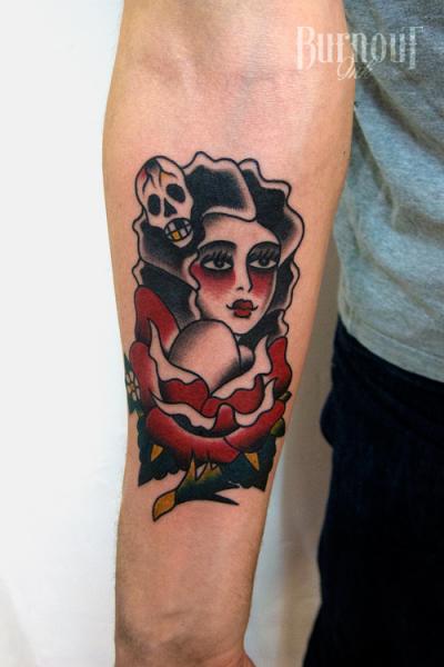 Tatuagem Braço Old School Flor Mulher por Burnout Ink