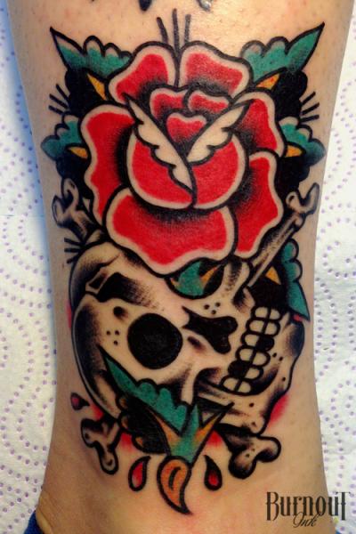 Tatuaggio Gamba Teschio Rose di Burnout Ink