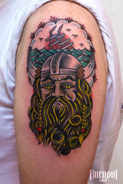 Tatuaje Hombro New School Vikingo por Burnout Ink