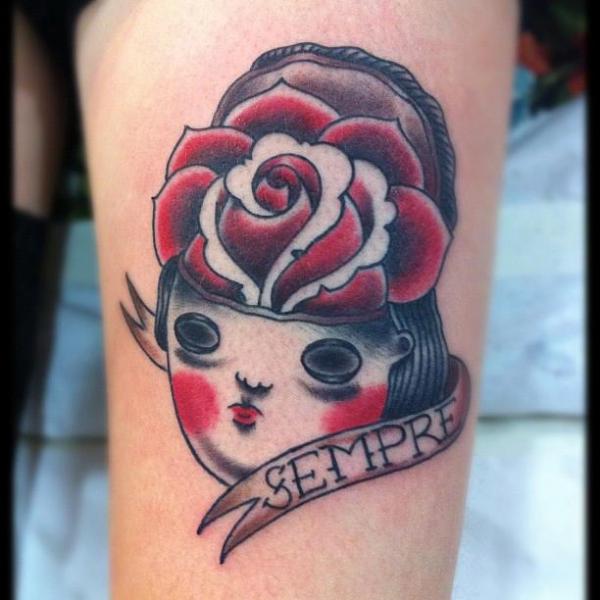 Tatuagem Braço Old School Mulher Rosa por Carnivale Tattoo