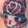 tatuaje Brazo Old School Mujer Rosa por Carnivale Tattoo