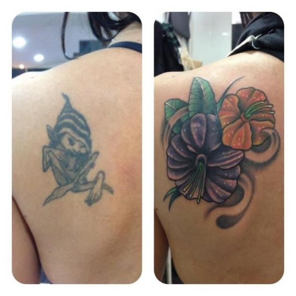 Tatouage Épaule Fleur Cover-Up par Carnivale Tattoo