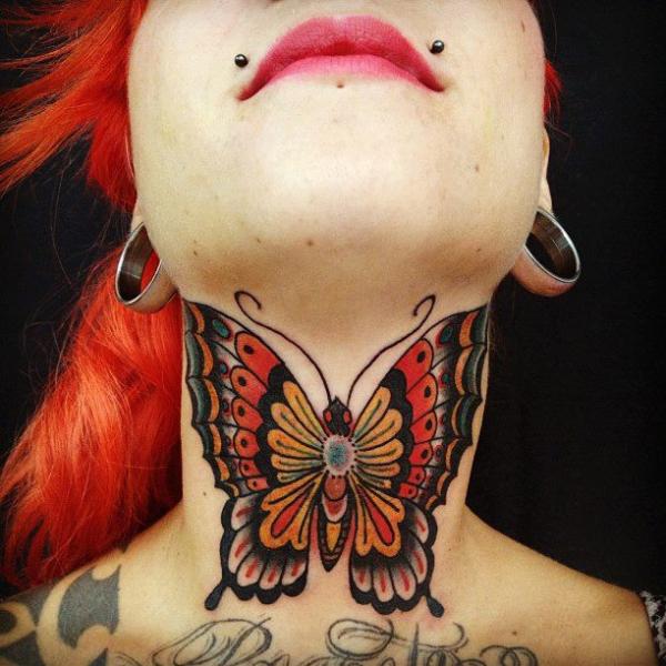 Old School Schmetterling Nacken Tattoo von Carnivale Tattoo