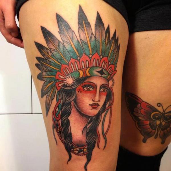 伝統スタイル 女性 インディアン 腿 タトゥー よって Carnivale Tattoo