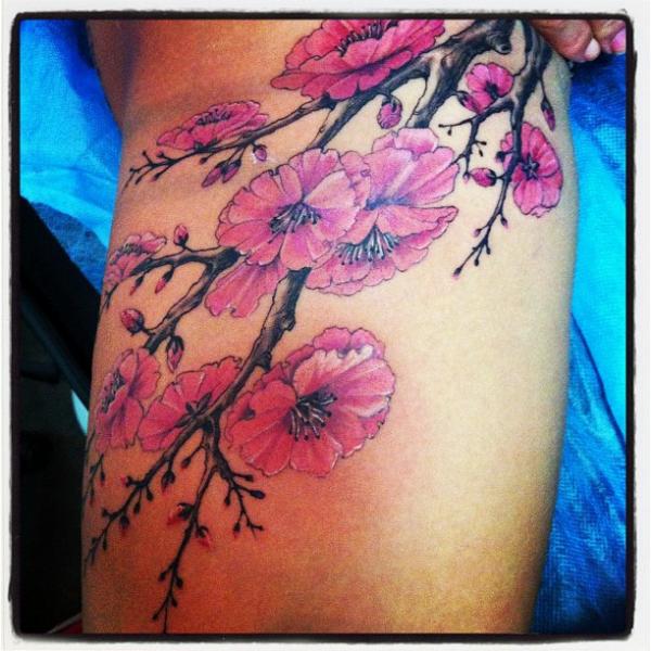 Tatuaggio Gamba Fiore Ciliegie di Ibiza Ink