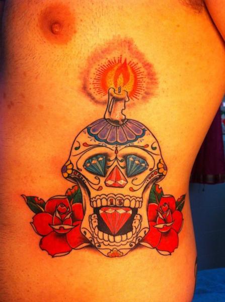 Tatuaje New School Lado Cráneo Vela por Ibiza Ink
