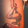 Pin-up Oberschenkel Tänzer tattoo von Ibiza Ink