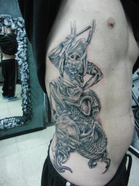 Tatuaje Lado Japoneses Demonio por Inkfierno Tattoo