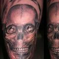 tatuaje Brazo Cráneo Auriculares por Inkfierno Tattoo