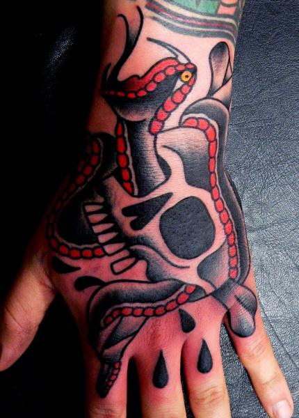 Tatuaje Serpiente Old School Cráneo Mano por Last Port